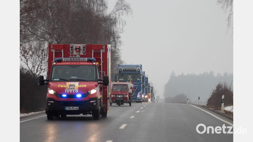 Über 120 Trucker unterstützten die Aktion Hilfe für Hugo. Auf und neben der Strecke war einiges los. In Tirschenreuth verwöhnten die Stiftlandgriller und die Feuerwehr die Wartenden mit Currywurst, Grillfleisch und Whisky-Zwiebeln. Bild: dtr