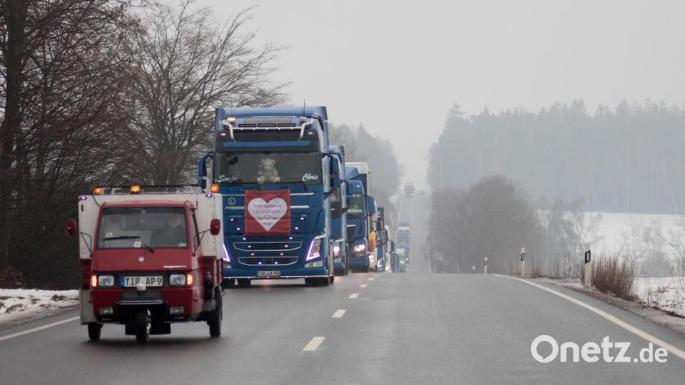 Über 120 Trucker unterstützten die Aktion Hilfe für Hugo. Auf und neben der Strecke war einiges los. In Tirschenreuth verwöhnten die Stiftlandgriller und die Feuerwehr die Wartenden mit Currywurst, Grillfleisch und Whisky-Zwiebeln. Bild: dtr