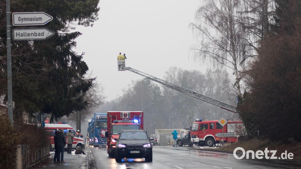 Über 120 Trucker unterstützten die Aktion Hilfe für Hugo. Auf und neben der Strecke war einiges los. In Tirschenreuth verwöhnten die Stiftlandgriller und die Feuerwehr die Wartenden mit Currywurst, Grillfleisch und Whisky-Zwiebeln. Bild: dtr