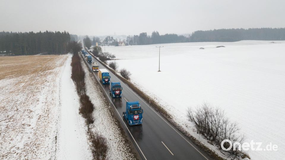 Über 120 Trucker unterstützten die Aktion Hilfe für Hugo. Auf und neben der Strecke war einiges los. In Tirschenreuth verwöhnten die Stiftlandgriller und Feuerwehr die Wartenden mit Currywurst, Grillfleisch und Whisky-Zwiebeln. Bild: dtr