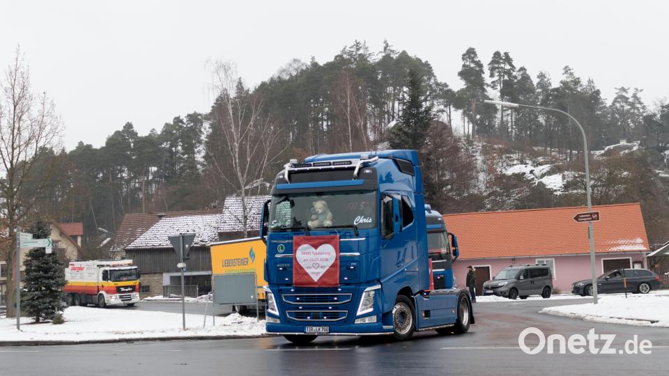 Über 120 Trucker unterstützten die Aktion Hilfe für Hugo. Auf und neben der Strecke war einiges los. In Tirschenreuth verwöhnten die Stiftlandgriller und Feuerwehr die Wartenden mit Currywurst, Grillfleisch und Whisky-Zwiebeln. Bild: dtr