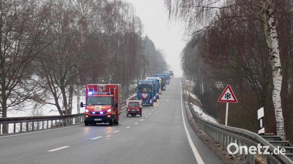 Über 120 Trucker unterstützten die Aktion Hilfe für Hugo. Auf und neben der Strecke war einiges los. In Tirschenreuth verwöhnten die Stiftlandgriller und die Feuerwehr die Wartenden mit Currywurst, Grillfleisch und Whisky-Zwiebeln. Bild: dtr