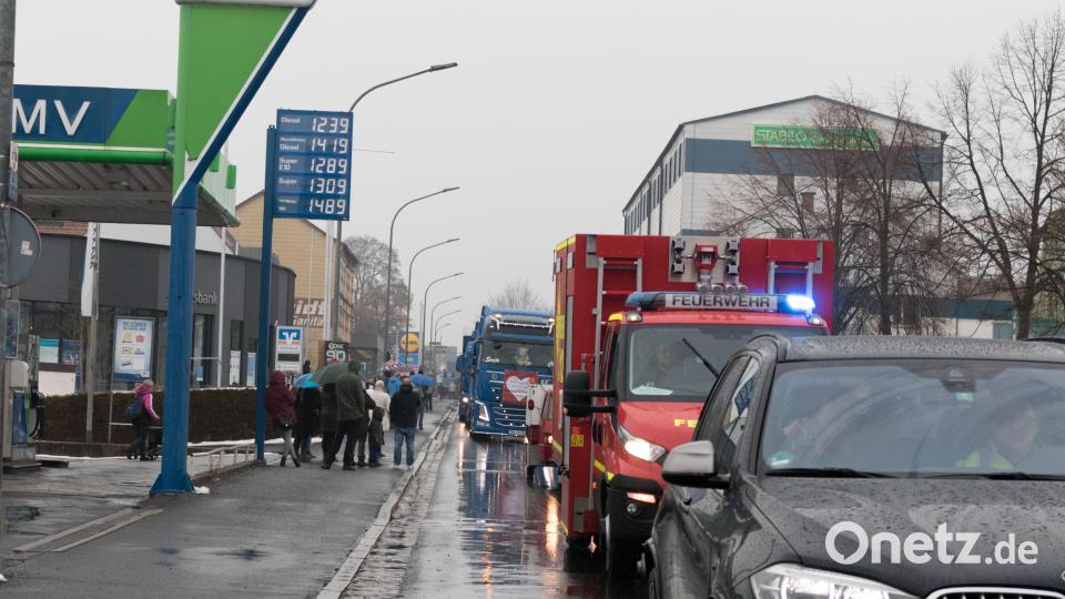 Über 120 Trucker unterstützten die Aktion Hilfe für Hugo. Auf und neben der Strecke war einiges los. In Tirschenreuth verwöhnten die Stiftlandgriller und die Feuerwehr die Wartenden mit Currywurst, Grillfleisch und Whisky-Zwiebeln. Bild: dtr
