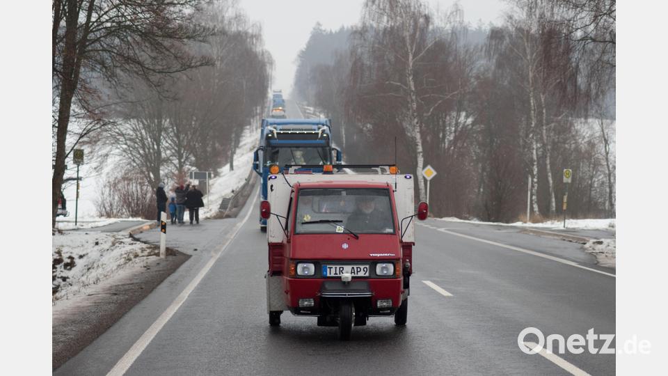 Über 120 Trucker unterstützten die Aktion Hilfe für Hugo. Auf und neben der Strecke war einiges los. In Tirschenreuth verwöhnten die Stiftlandgriller und die Feuerwehr die Wartenden mit Currywurst, Grillfleisch und Whisky-Zwiebeln. Bild: dtr