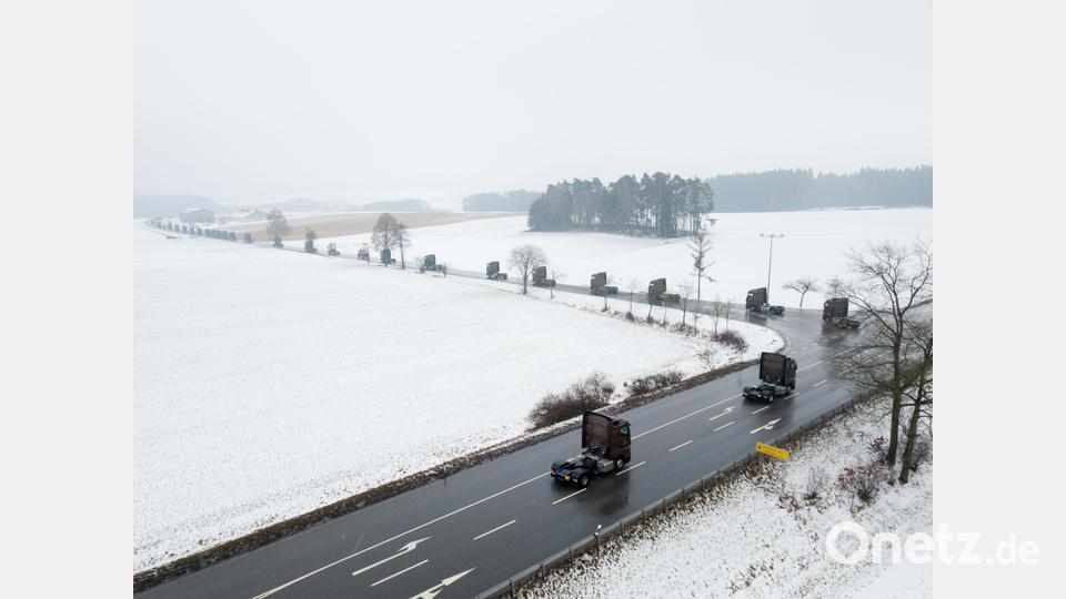 Über 120 Trucker unterstützten die Aktion Hilfe für Hugo. Auf und neben der Strecke war einiges los. In Tirschenreuth verwöhnten die Stiftlandgriller und die Feuerwehr die Wartenden mit Currywurst, Grillfleisch und Whisky-Zwiebeln. Bild: dtr