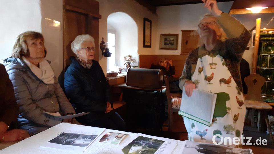 In der Goglhof-Stube weist die Besitzerin Margarethe Jäkel auf die Besonderheiten ihres Hauses hin. Bild: hka