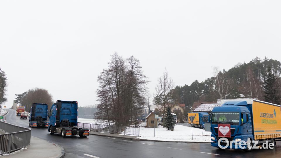 Über 120 Trucker unterstützten die Aktion Hilfe für Hugo. Auf und neben der Strecke war einiges los. In Tirschenreuth verwöhnten die Stiftlandgriller und die Feuerwehr die Wartenden mit Currywurst, Grillfleisch und Whisky-Zwiebeln. Bild: dtr
