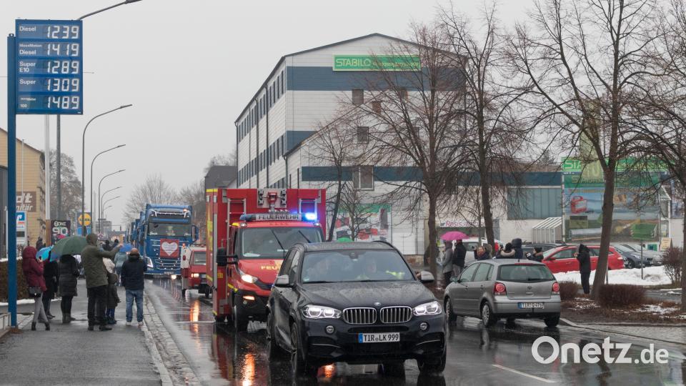Über 120 Trucker unterstützten die Aktion Hilfe für Hugo. Auf und neben der Strecke war einiges los. In Tirschenreuth verwöhnten die Stiftlandgriller und die Feuerwehr die Wartenden mit Currywurst, Grillfleisch und Whisky-Zwiebeln. Bild: dtr