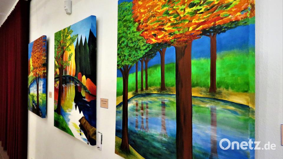 Vorsitzende Petra Schicker hat drei Werke mitgebracht,. Mit Titel &quot;Am Weiher 1, 2 und 3&quot; hat sie die schöne, bunte Natur in der Nähe von Wasser bildlich abstrakt mit Ölfarben eingefagnen. Bild: ubb