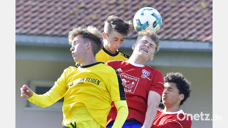 Samuel Schmidt (vorne) und Innenverteidiger Peter Brunner (hinten links) stemmen sich mit vereinten Kräften gegen zwei Mögeldorfer nach einem Eckball. Bild: Hubert Ziegler