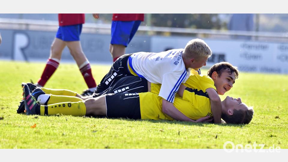 Freude pur bei den B-Jugendlichen der JFG Obere Vils nach dem 2:1- Sieg gegen die SpVgg Obere Vils (von rechts nach links): Doppeltorschütze Konstantin Plankl, Rechtsverteidiger Lukas Bittner und Leon Gebhard. Bild: Hubert Ziegler