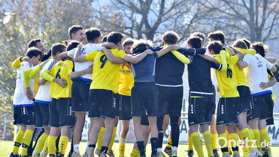 Euphorisch feierten die B-Jugendlichen der JFG Obere Vils den Sieg über die SpVgg Mögeldorf auf dem Platz. 
JFG Obere Vils - SpVgg Mögeldorf 2:1
Fußball B-Junioren Landesliga
Saison 2021/22
Bild: Hubert Ziegler Bild: Hubert Ziegler