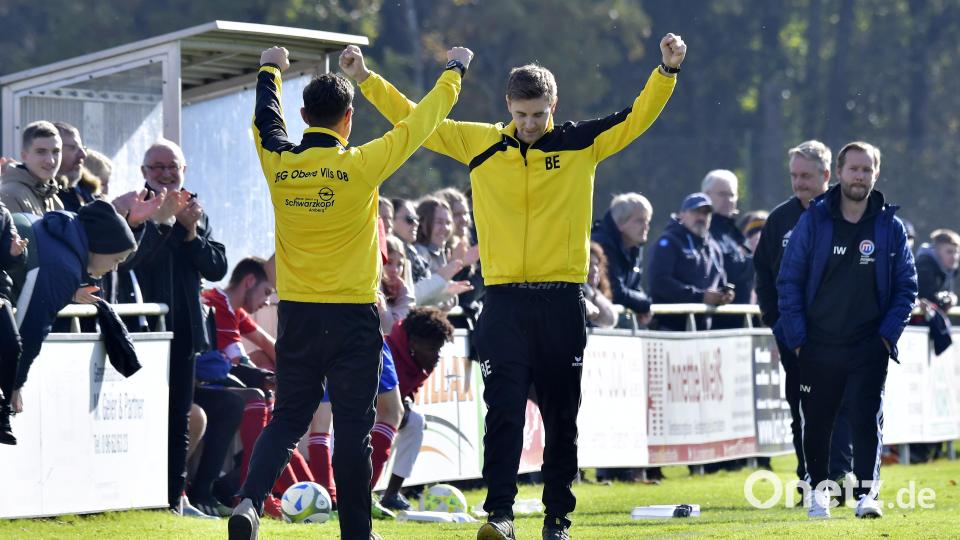 Sieg! Trainer Bastian Ellmaier (rechts) und Co-Trainer Thomas Pirner (links) reißen die Arme hoch- die B-Junioren der JFG Obere Vils haben mit 2:1 einen wichtigen Sieg gegen die SpVgg Mögeldorf eingefahren. Bild: Hubert Ziegler