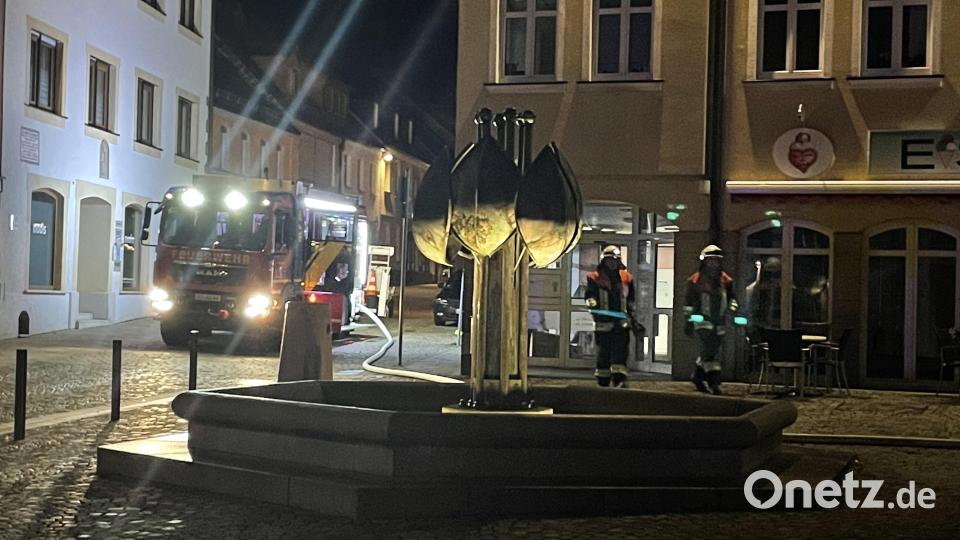 Feuerwehr, Rettungsdienst und Polizei sind am Dienstagabend in Auerbach am Oberen Marktplatz wegen eines vermuteten Gasaustritts im Einsatz. Bild: lei