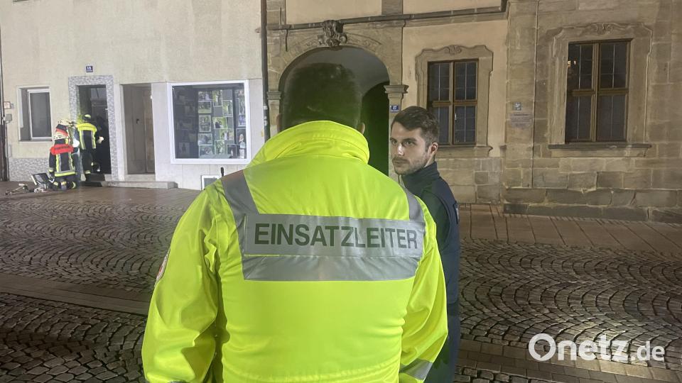 Feuerwehr, Rettungsdienst und Polizei sind am Dienstagabend in Auerbach am Oberen Marktplatz wegen eines vermuteten Gasaustritts im Einsatz. Bild: lei