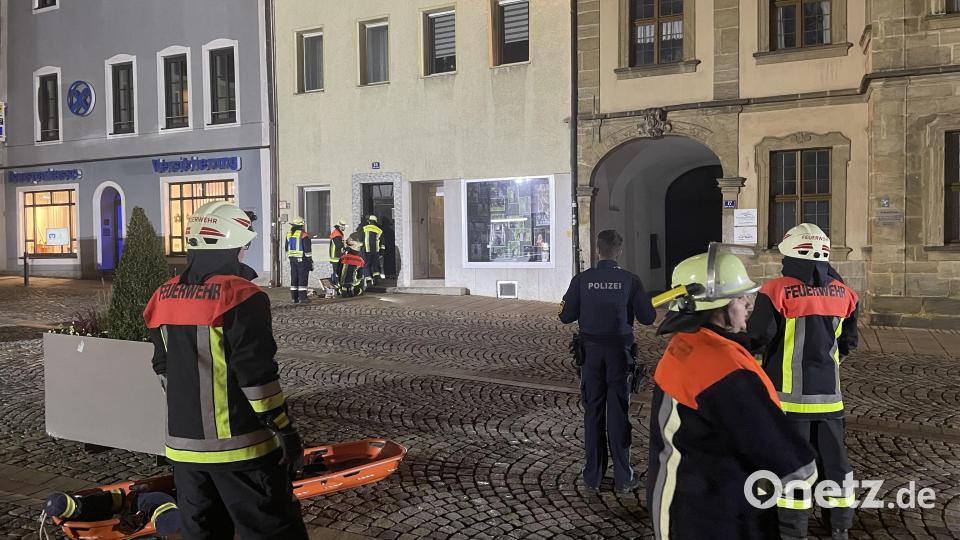 Feuerwehr, Rettungsdienst und Polizei sind am Dienstagabend in Auerbach am Oberen Marktplatz wegen eines vermuteten Gasaustritts im Einsatz. Bild: lei