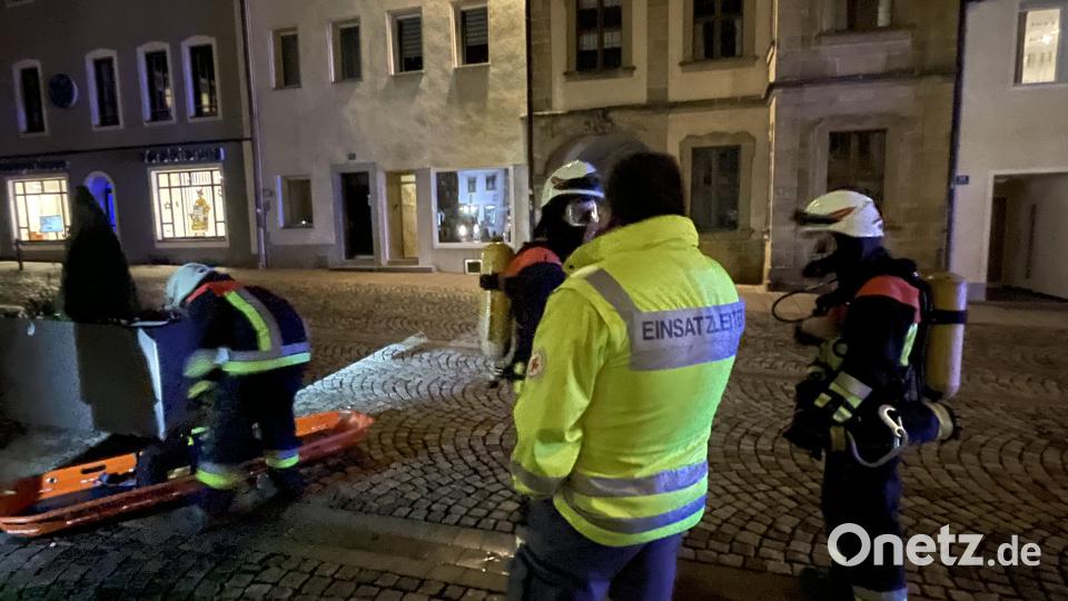 Atemschutzträger bereiten sich auf ihren Einsatz in einem Haus in der Auerbacher Innenstadt vor, in dem Gas ausgetreten sein soll. Bild: lei
