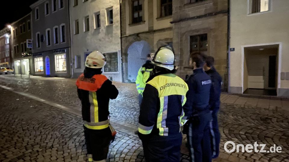 Feuerwehr, Rettungsdienst und Polizei sind am Dienstagabend in Auerbach am Oberen Marktplatz wegen eines vermuteten Gasaustritts im Einsatz. Bild: lei