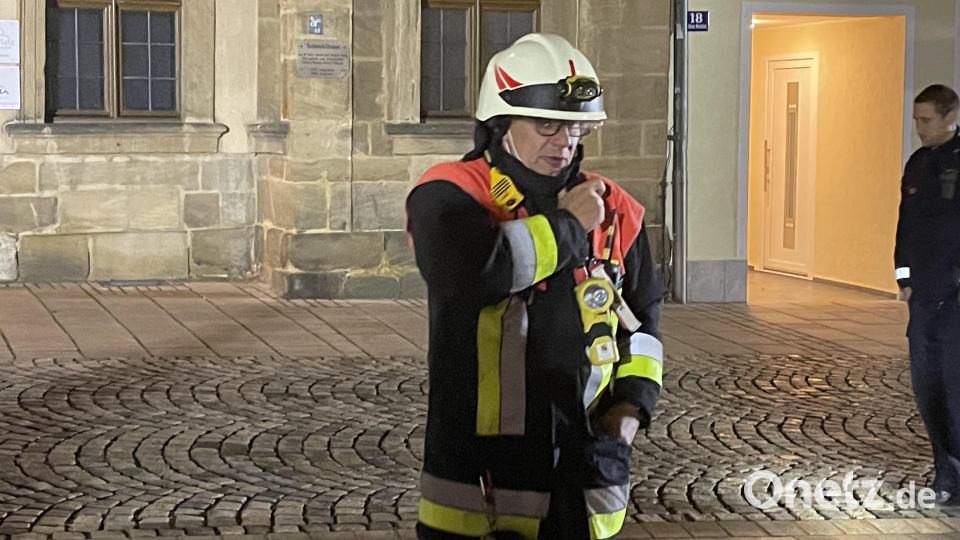 Feuerwehr, Rettungsdienst und Polizei sind am Dienstagabend in Auerbach am Oberen Marktplatz wegen eines vermuteten Gasaustritts im Einsatz. Bild: lei
