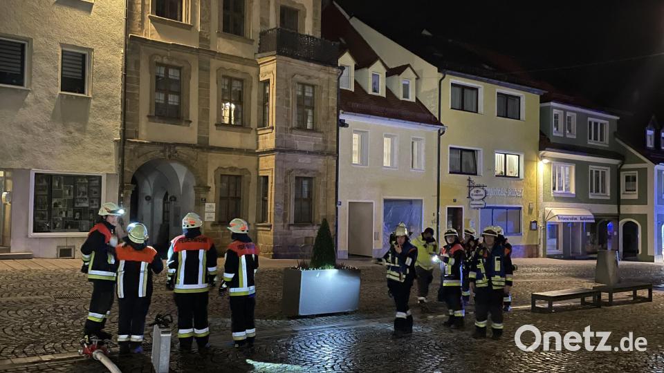 Feuerwehr, Rettungsdienst und Polizei sind am Dienstagabend in Auerbach am Oberen Marktplatz wegen eines vermuteten Gasaustritts im Einsatz. Bild: lei