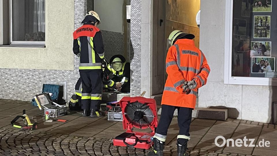 Feuerwehr, Rettungsdienst und Polizei sind am Dienstagabend in Auerbach am Oberen Marktplatz wegen eines vermuteten Gasaustritts im Einsatz. Bild: lei