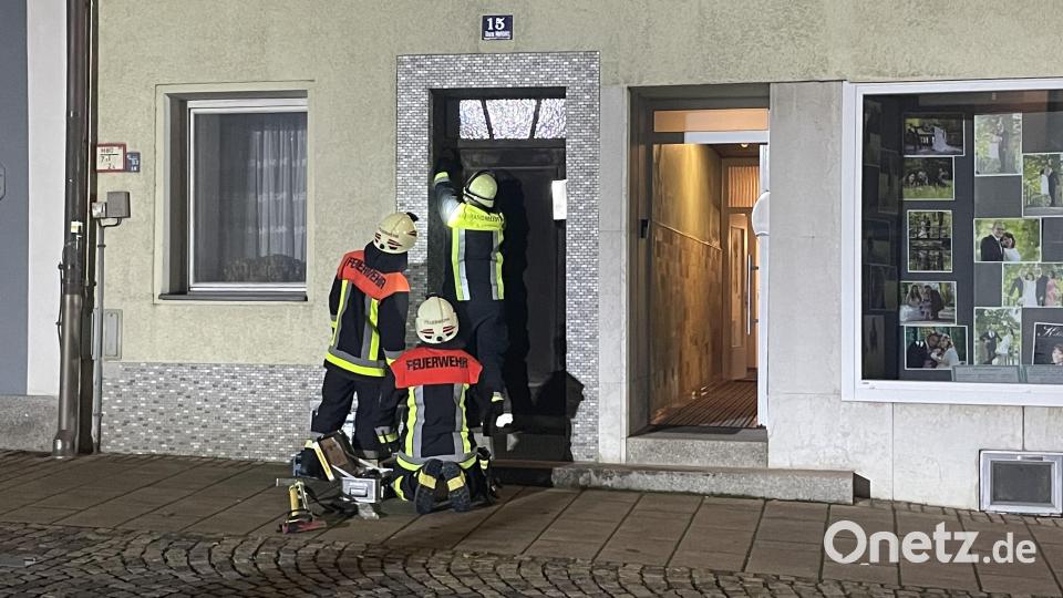 Feuerwehr, Rettungsdienst und Polizei sind am Dienstagabend in Auerbach am Oberen Marktplatz wegen eines vermuteten Gasaustritts im Einsatz. Bild: lei