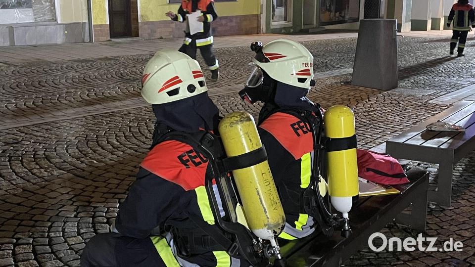 Feuerwehr, Rettungsdienst und Polizei sind am Dienstagabend in Auerbach am Oberen Marktplatz wegen eines vermuteten Gasaustritts im Einsatz. Bild: lei