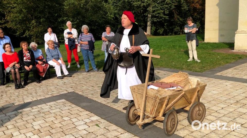 Dieser Händler (Josef Moosburger), unterwegs auf der Goldenen Straße, versucht, vor der Frohnbergkirche seine Waren an den Mann zu bringen. Bild: eik