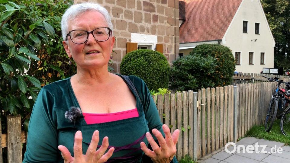Hahnbachs Heimatpflegerin Marianne Moosburger führt Interessierte auf dem Frohnberg durch die Jahrhunderte – und würzt den Spaziergang mit bemerkenswerten Geschichten. Bild: eik