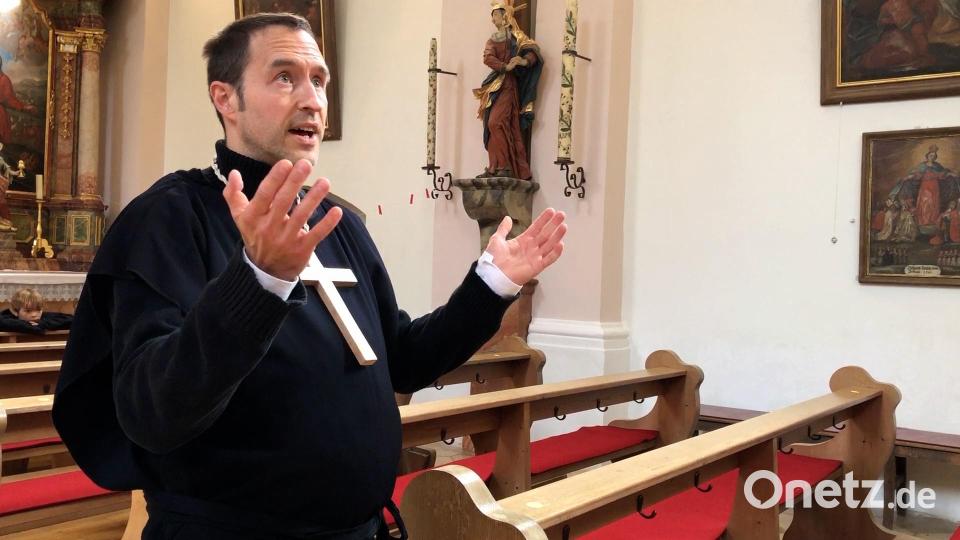 Lars Romfeld schlüpft in mehrere Rollen – hier gibt er den Pfarrer in der Frohnbergkirche. Bild: eik