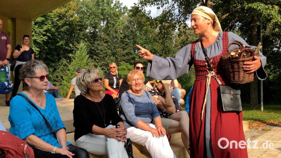Eine der Hahnbacher Ratschkattln (Elisa Romfeld) geht auf Tuchfühlung mit dem Publikum bei der Führung auf dem Frohnberg. Bild: eik