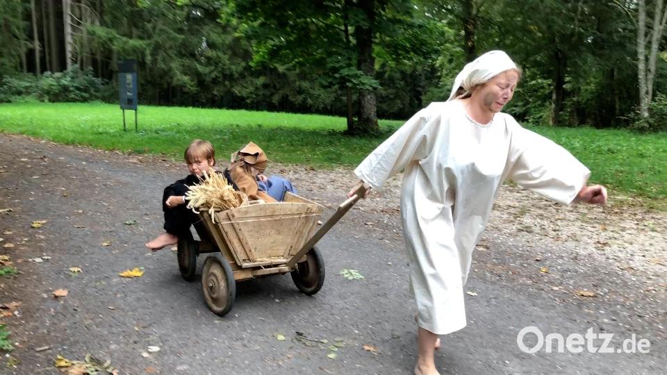 Kleine Spielszenen erwecken die Geschichte auf dem Frohnberg zum Leben. Bild: eik