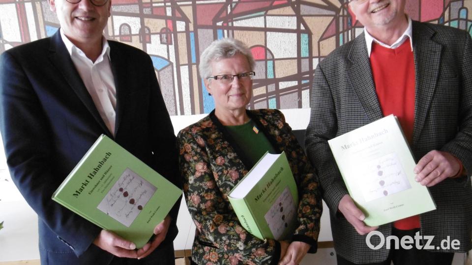 Bürgermeister Bernhard Lindner freut sich mit der Heimatpflegerin Marianne Moosburger über das gewichtige Werk von Dr. Josef Weiß-Cemus Bild: mma