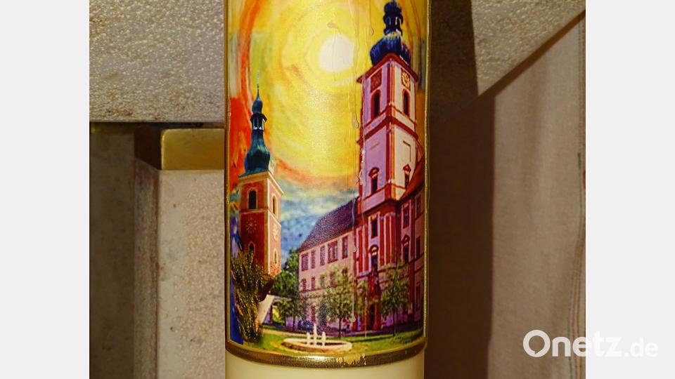 Das Bild auf der Jubiläumskerze zeigt die beiden wichtigsten Kirchen in Michelfeld, die Friedhofskirche St. Leonhard (links) und die Pfarrkirche St. Johannes Ev. im Kloster. Bild: ll