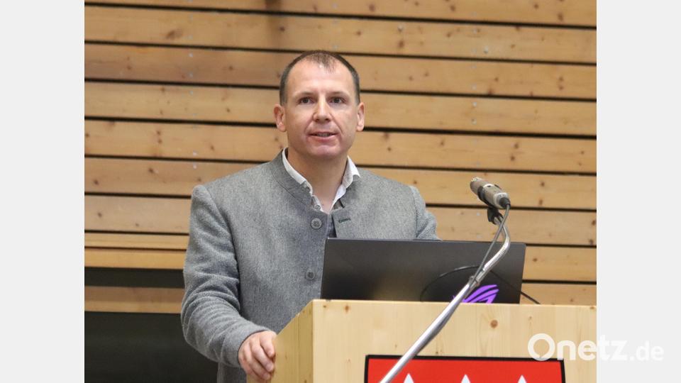Stefan Spiegl, der Präsident des Landesverbandes Bayerischer Imker, wünscht sich von den Verbrauchern eine größere Wertschätzung des hochwertigen Naturprodukts Honig. Bild: mfh
