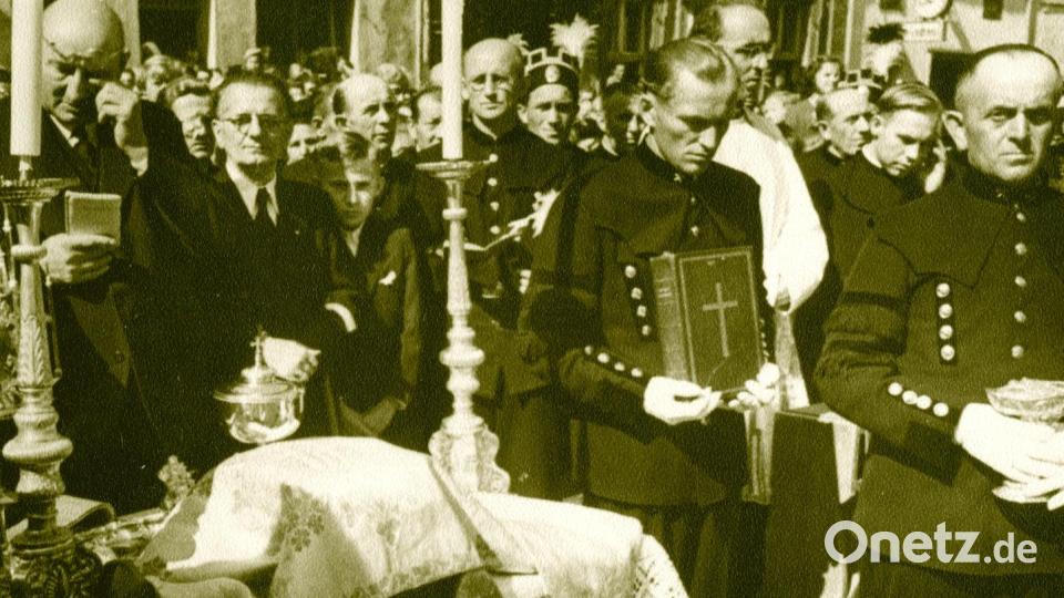 Bergleute in Uniform versahen bei der Primiz, der ersten Messfeier des neu geweihten Priesters Hermann Spies am 8. August 1954 auf dem Oberen Marktplatz in Auerbach, den Ministrantendienst. Während seines Studiums hatte Spies mehrmals im hiesigen Eisenerzbergwerk untertage Ferienarbeit geleistet. Bild: privat/exb