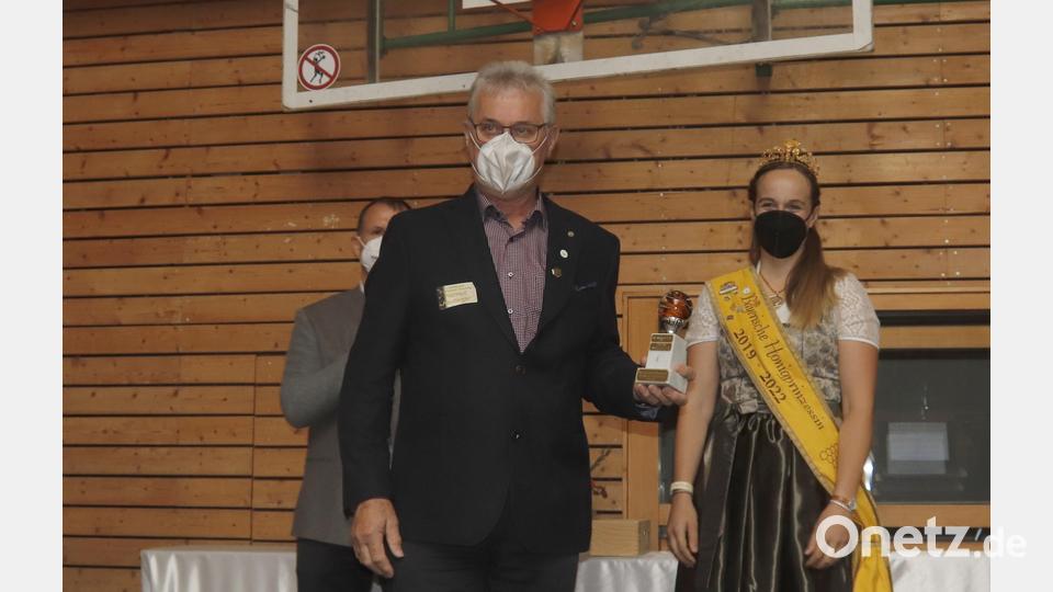 Die meisten Proben bei der Honigbewertung stellt der Bienenzuchtverein Sulzbach-Rosenberg. Helmut Heuberger nimmt stellvertretend die Auszeichnung entgegen. Bild: mfh