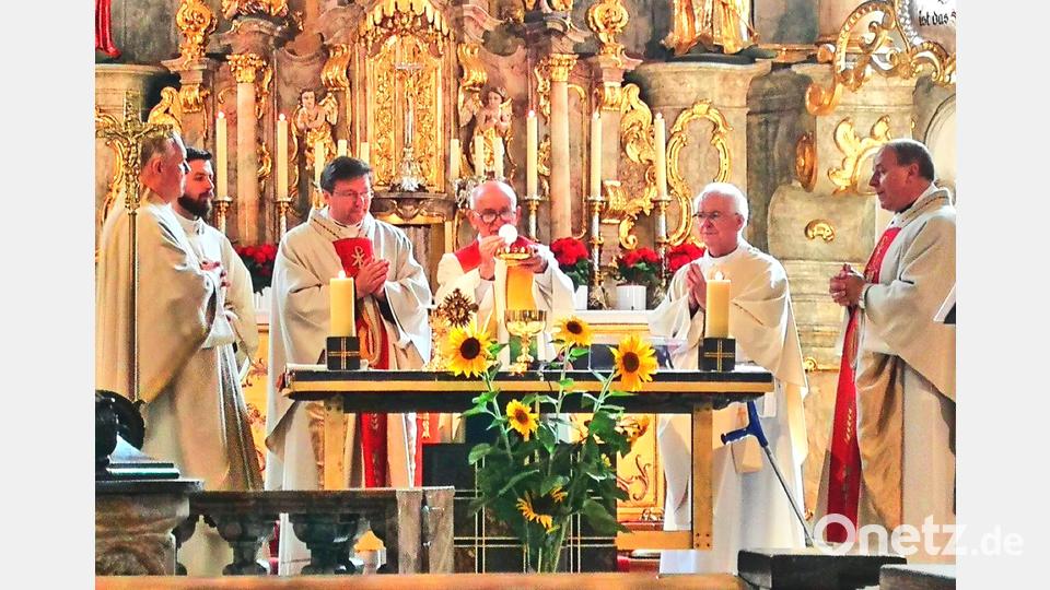 Erzbischöflich Geistlicher Rat Hermann Spies am Altar der Pfarrkirche St. Johannes der Täufer in Auerbach während eines Dankgottesdiensts zum 65. Jahrestag seiner Priesterweihe, den er in Konzelebration mit mehreren Geistlichen feierte. Bild: privat/exb