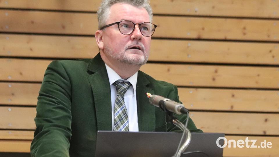 Bürgermeister Michael Göth würdigt die Zusammenarbeit zwischen Stadt und Bienenzuchtverein in Sulzbach-Rosenberg. Bild: mfh