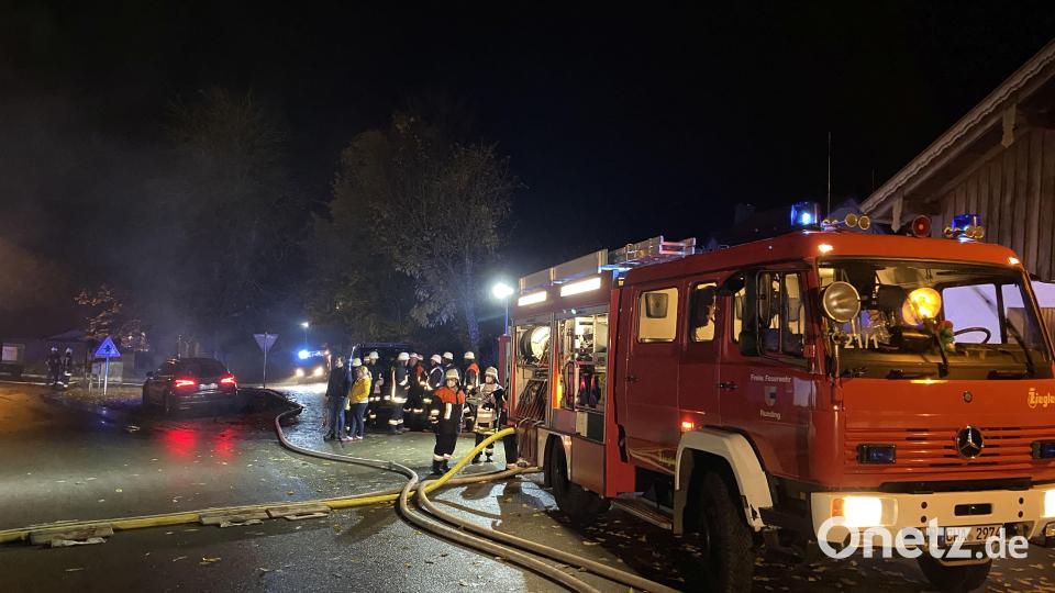 Bei einem Brand in Runding bei Cham ist eine Scheune völlig von den Flammen zerstört worden. Bild: Kreisbrandinspektion Cham/exb