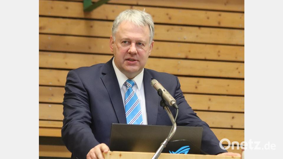 Landrat Richard Reisinger bedankt sich bei allen Imkern für ihre wichtige Arbeit und würdigt stellvertretend Helmut Heuberger für sein Engagement. Bild: mfh