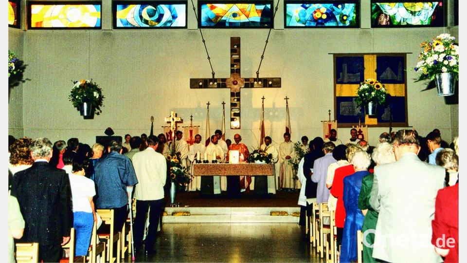 Blick aus dem Schiff der modernen, unter Pfarrer Hermann Spies erbauten Kirche St. Johannes der Täufer in Oberasbach-Kreutles zum Altar. Bild: privat/exb