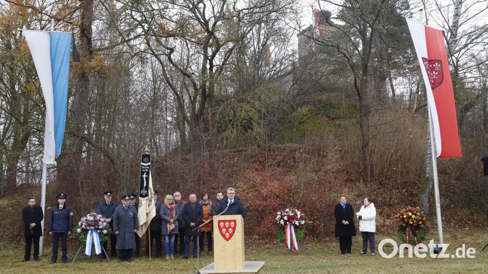 Am Fuße des Kriegerdenkmals am Rosenberger Schlossberg gedachten Vereine und Behördenvertreter den Opfern von Krieg und Verbrechen. Bürgermeister Michael Göth erinnerte erstmals auch an die Corona-Toten. Bild: mfh