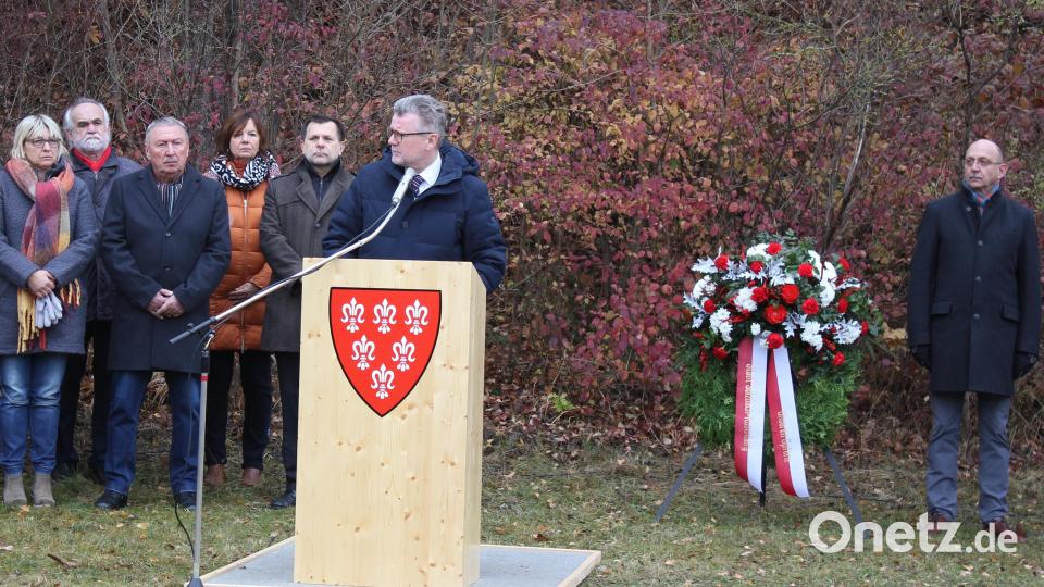 Auch Vertreter des Stadtratsfraktionen waren zur Gedenkveranstaltung auf dem Schlossberg gekommen. Bild: mfh