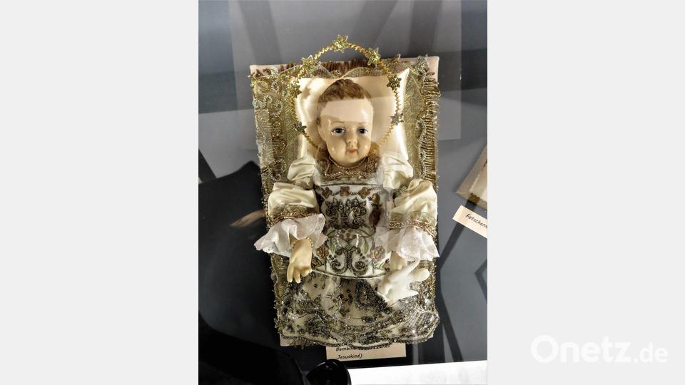 Die berühmten &quot;Fatschenkindler&quot; sind die besondere Leidenschaft von Kunsthandwerkerin Anni Mark. Sie hat gut 20 Fatschenkindler von groß bis klein in ihrer Ausstellung aufgebaut. Bild: ubb