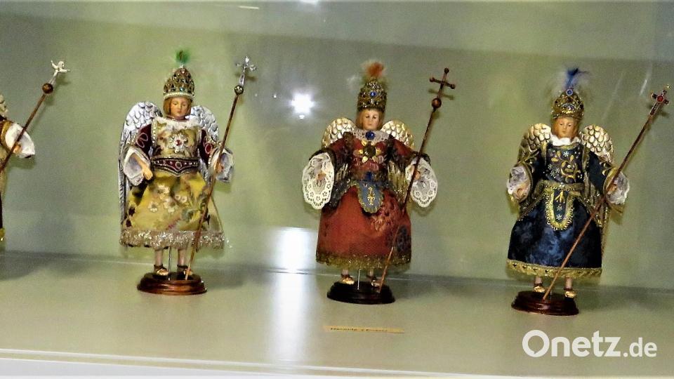 Aus einem Engel, gefertigt im Rahmen eines Kurses, wurden alle sieben Erzengel. &quot;Ich konnte nicht mehr aufhören&quot;, erklärt Anni Mark lachend dazu, dass sie die gesamten Himmlischen Heerscharen in einer Vitrine ausstellt. Bild: ubb