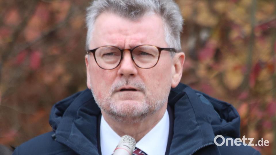 Bürgermeister Michael Göth erinnerte an die Bedeutung des Volkstrauertages: „Das Gedenken am Volkstrauertag gilt allen Opfern von Krieg und verbrecherischer Gewalt, von Flucht und Vertreibung." Bild: mfh