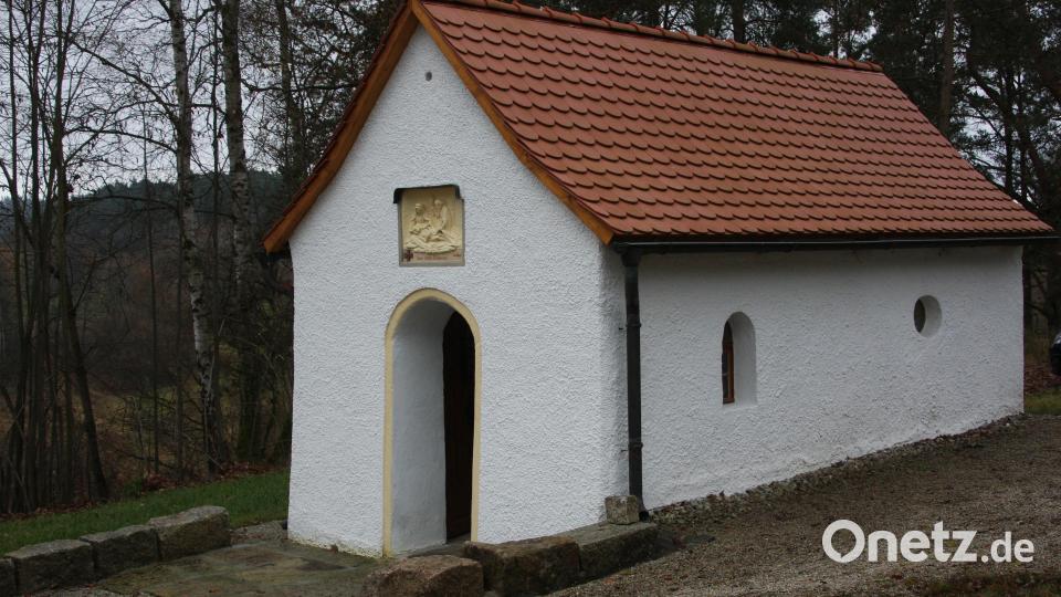 Dank der ehrenamtlichen Arbeit des Soldatenbundes Falkenberg ist die kleine Kapelle am Plateu des Kalvarienberges zu einem Schmuckstück geworden. Bild: wro