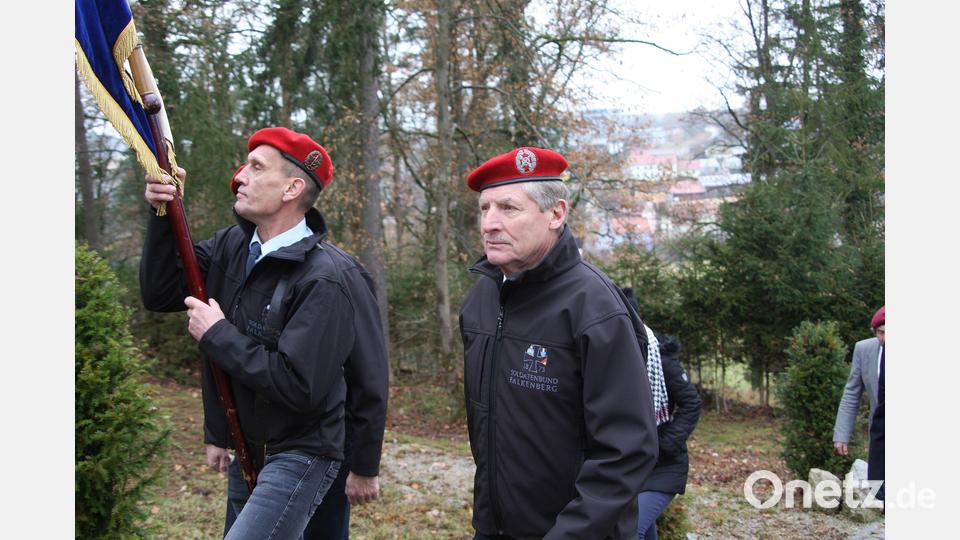 Angeführt wurde der Gedenkmarsch, hinauf auf den Kalvarienberg, von den Fahnenabordnungen der Vereine (im Bild: der Soldatenbund). Bild: wro