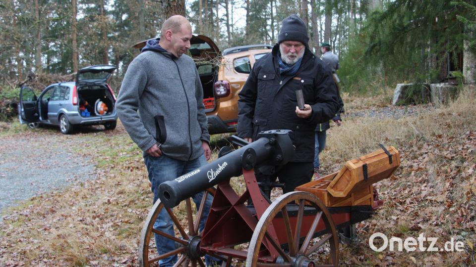 Bedient wird die Kanone &quot;Donner Lieschen&quot; von Dieter Luksch und Tobias Kabat (von rechts), die dafür - um damit arbeiten zu dürfen - eigens ausgebildet wurden. Bild: wro